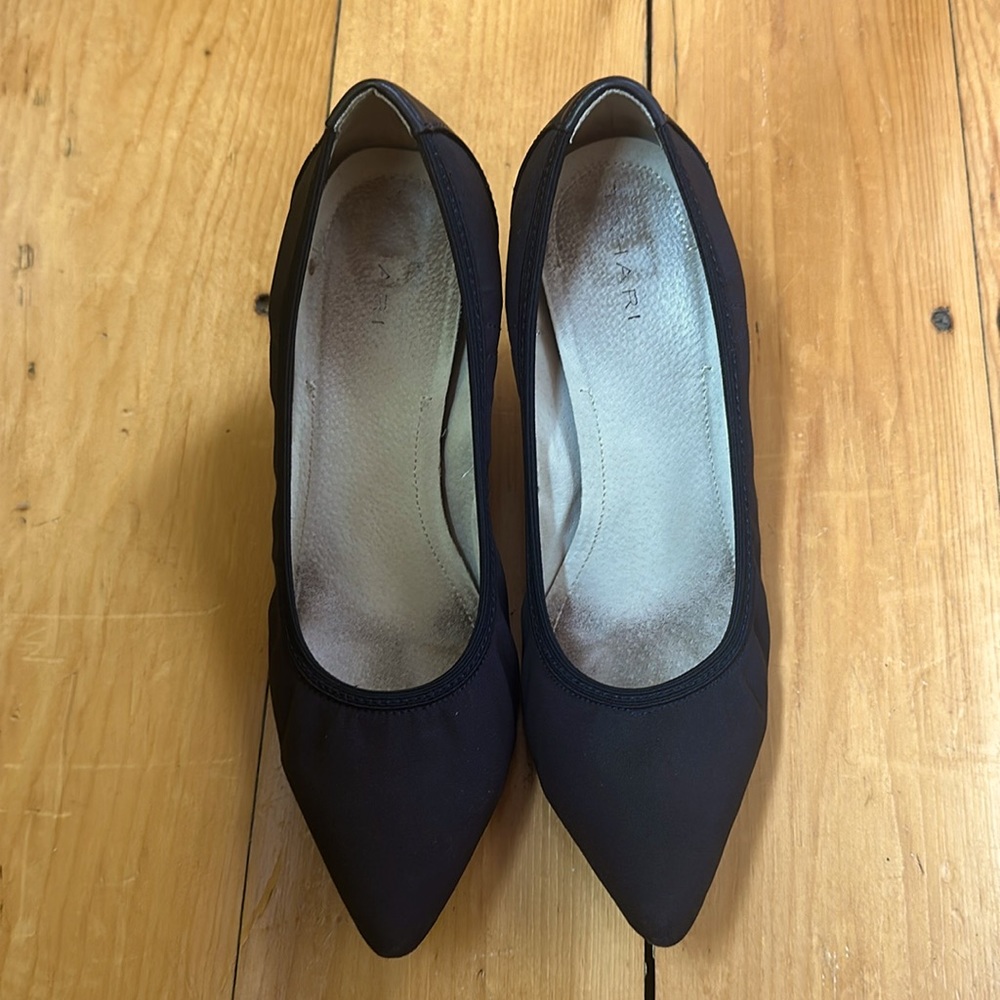 Navy Tahari pump